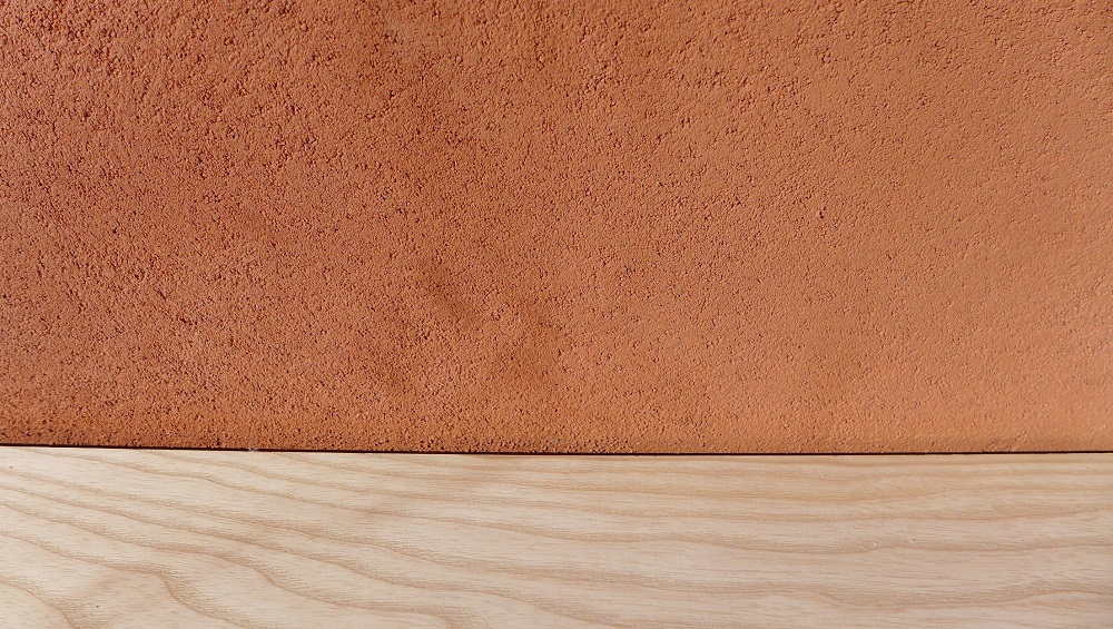 Enduit de finition terre sur botte de paille